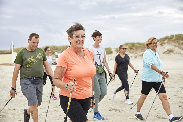 Patienten beim Nordic Walking am Strand. Patienten beim Nordic Walking am Strand.
