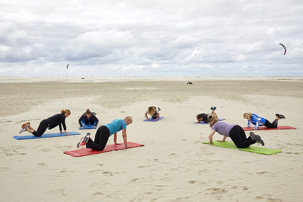 Patientinnen und Patienten zusammen beim Intervalltraining am Strand vor der Knappschafts-Klinik Borkum. Patientinnen und Patienten zusammen beim Intervalltraining am Strand vor der Knappschafts-Klinik Borkum.