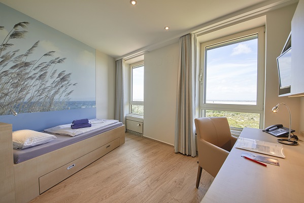 Einblick in ein Zimmer der Knappschafts-Klinik Borkum. Einblick in ein Zimmer der Knappschafts-Klinik Borkum.