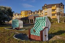 Strandkörbe vor der Reha-Klinik laden zum entspannen ein. Strandkörbe vor der Reha-Klinik laden zum entspannen ein.