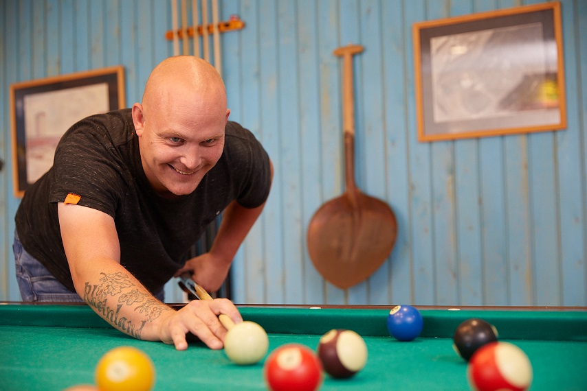 Ein Patient spielt Billard Ein Patient spielt Billard