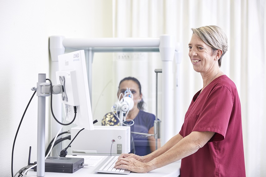 Eine Patientin beim Lungenfunktionstest Eine Patientin beim Lungenfunktionstest