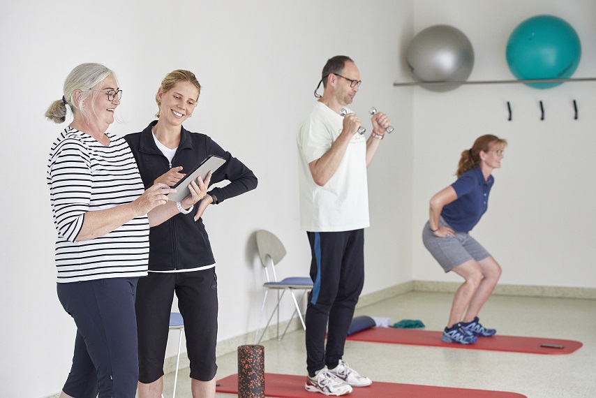 Mehrere Patientinnen und Patienten beim Training mit Caspar Health Mehrere Patientinnen und Patienten beim Training mit Caspar Health